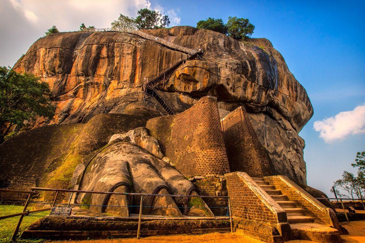 Utaz&oacute;k Sigiriya Oroszl&aacute;n-szikla l&eacute;pcsőin Sr&iacute; Lank&aacute;n