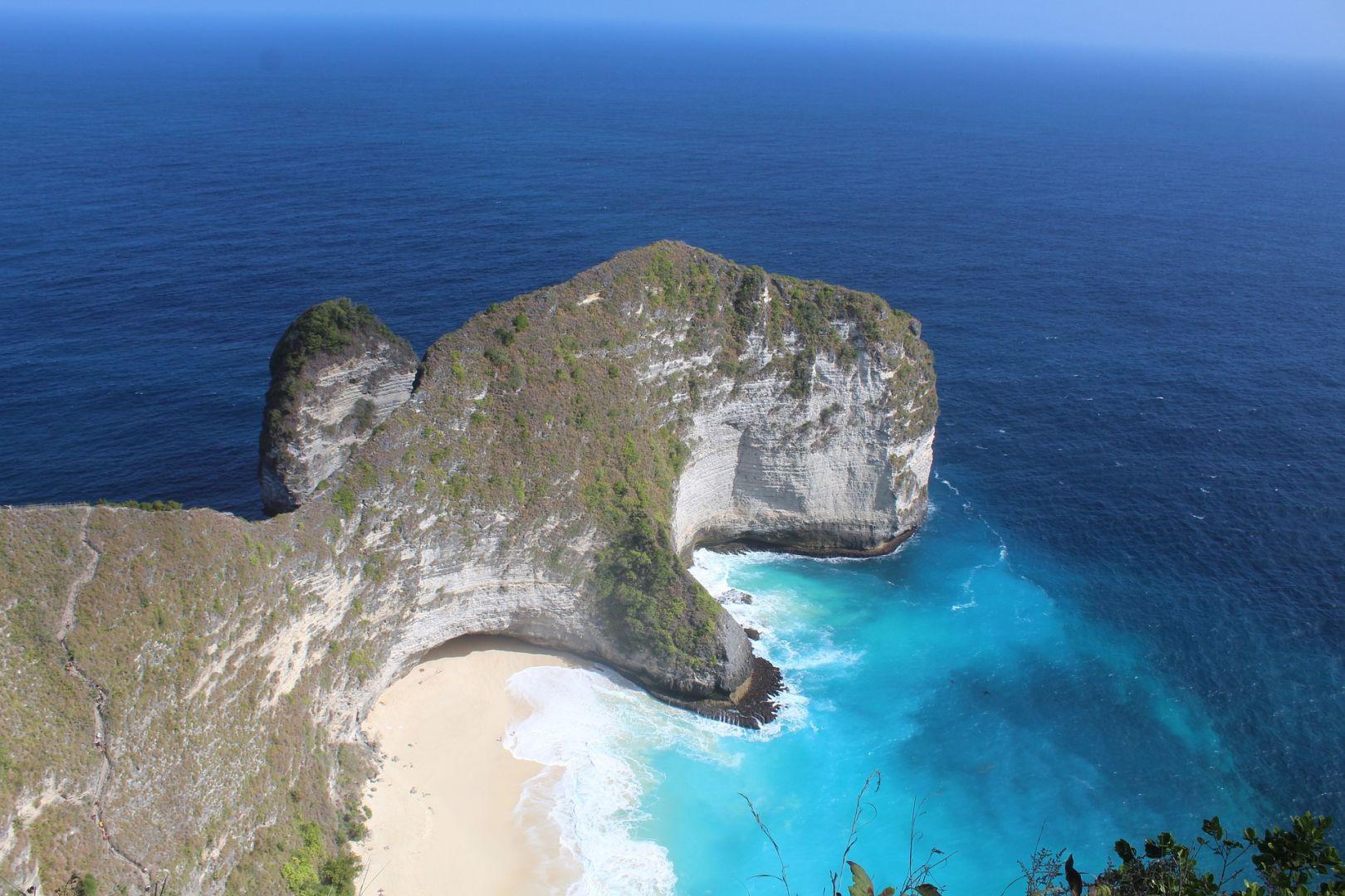 Kelingking Beach l&aacute;tv&aacute;nyos sziklapartja Nusa Penida sziget&eacute;n Indon&eacute;zi&aacute;ban