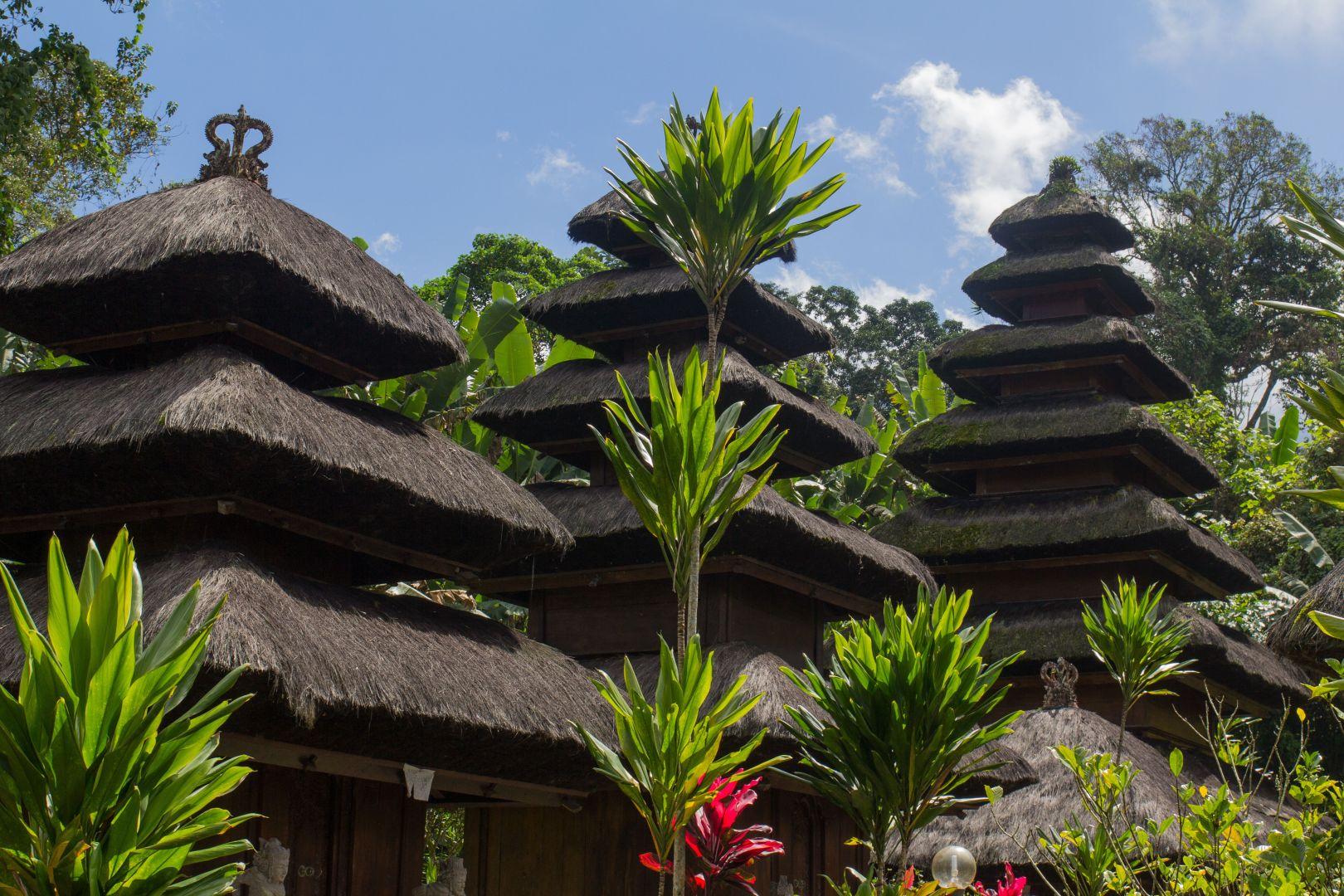 Balin&eacute;z hindu templom hagyom&aacute;nyos meru tornyokkal Bali sziget&eacute;n