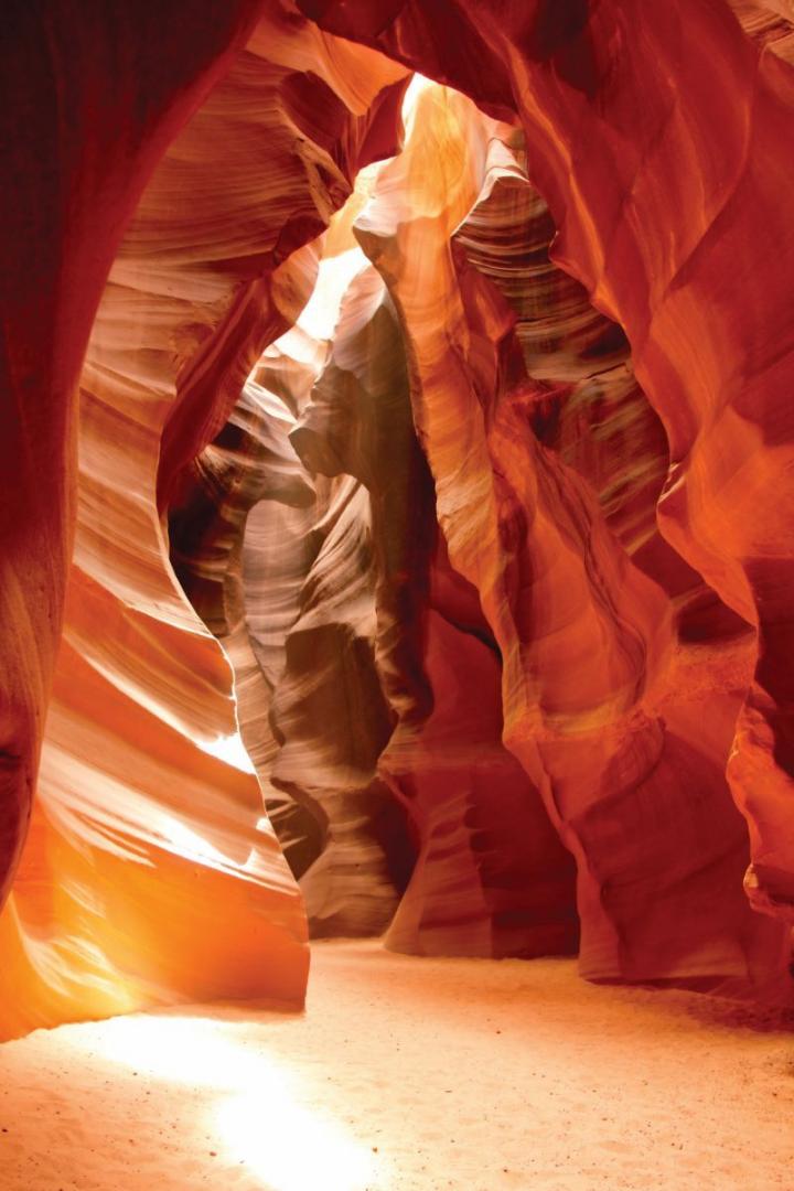 F&eacute;nycs&oacute;va az Antelope Canyon v&ouml;r&ouml;s homokkő falai k&ouml;z&ouml;tt