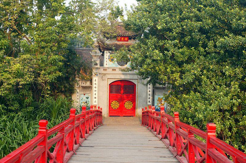 Ngoc Son templom &eacute;s v&ouml;r&ouml;s h&iacute;d a Hoan Kiem-t&oacute;n&aacute;l Hanoiban