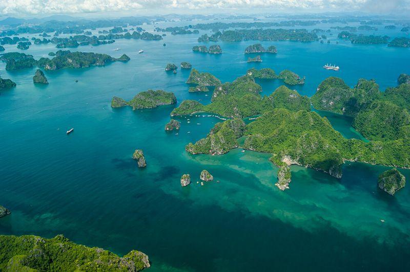 A Ha Long-&ouml;b&ouml;l m&eacute;szkőszigeteinek l&eacute;gi panor&aacute;m&aacute;ja Vietn&aacute;mban