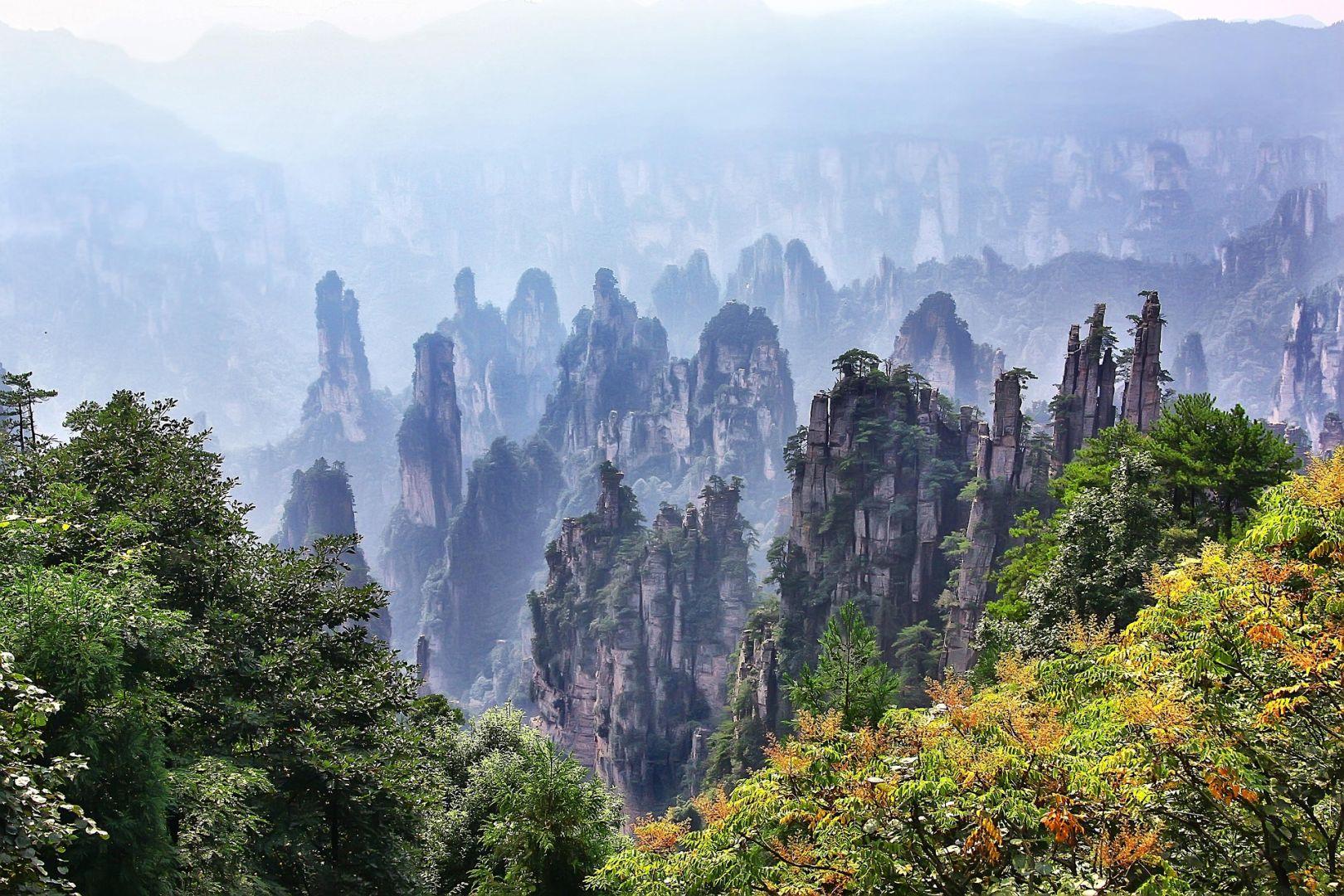 Zhangjiajie Avatar-hegyeinek homokkő sziklaoszlopai K&iacute;n&aacute;ban