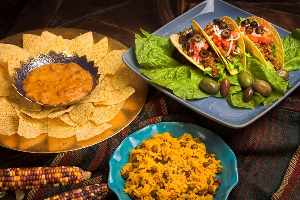 Mexik&oacute;i tac&oacute;k, tortilla chips, salsa &eacute;s rizs