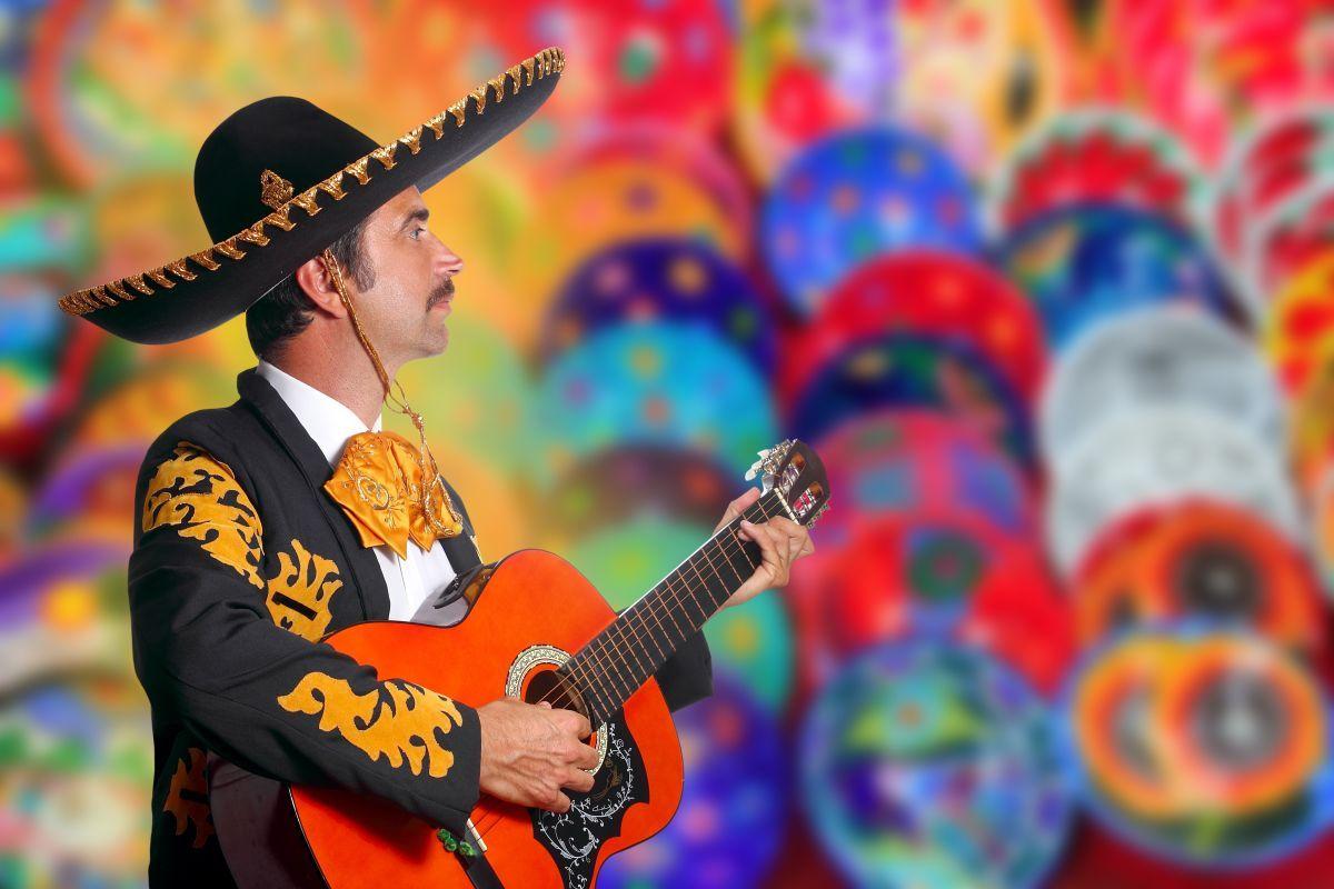 Mariachi zen&eacute;sz git&aacute;rral &eacute;s sz&iacute;nes mexik&oacute;i h&aacute;tt&eacute;rrel