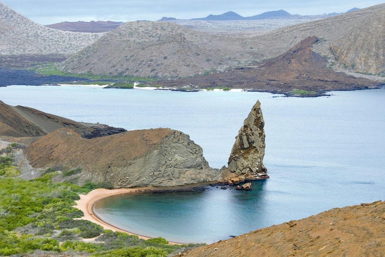 Bartolom&eacute;-sziget vulkanikus panor&aacute;m&aacute;ja &eacute;s Pinnacle Rock a Gal&aacute;pagos-szigeteken