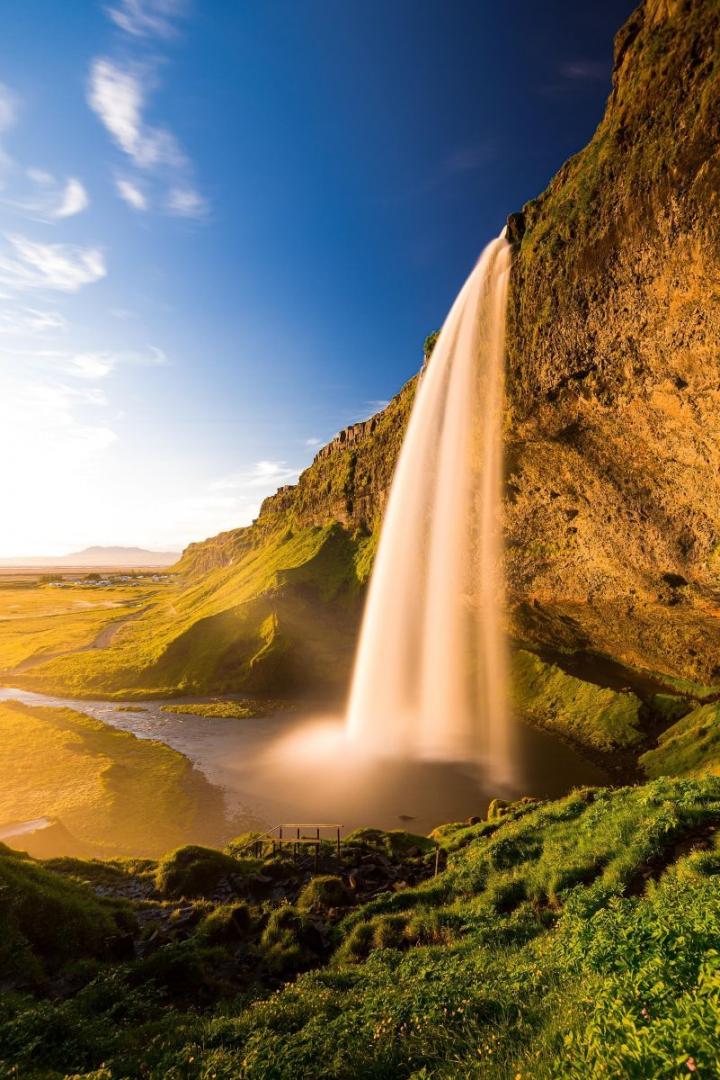 Seljalandsfoss v&iacute;zes&eacute;s naplement&eacute;ben Izland d&eacute;li r&eacute;sz&eacute;n