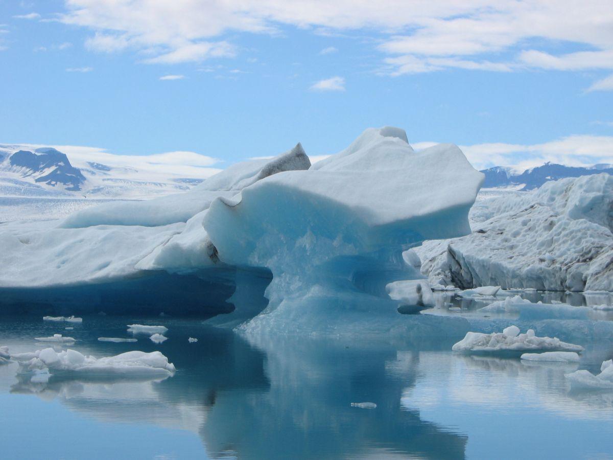 J&ouml;kuls&aacute;rl&oacute;n gleccsert&oacute; j&eacute;ghegyekkel, Izland