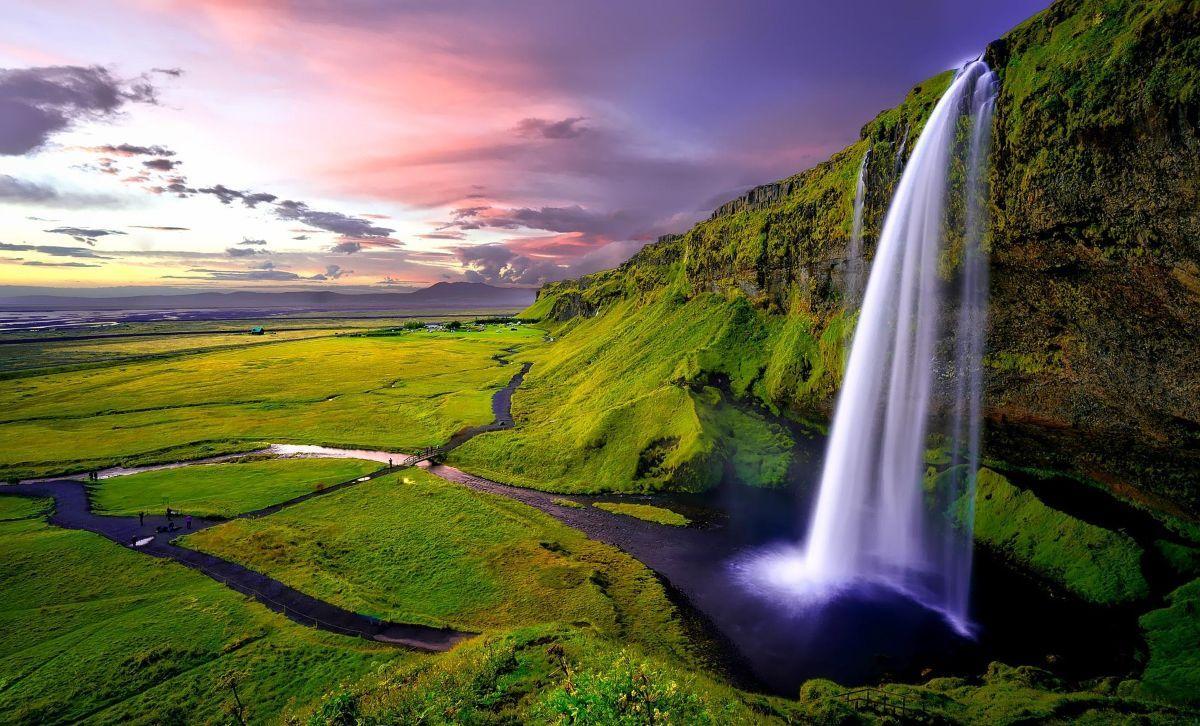 Seljalandsfoss v&iacute;zes&eacute;s Izland d&eacute;li partvid&eacute;k&eacute;n
