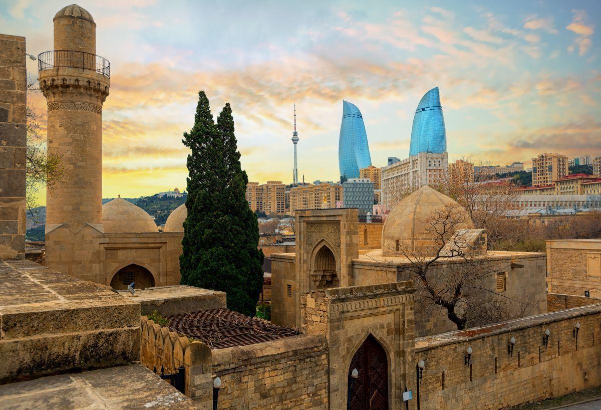 Sirvansahok palotája és a Flame Towers Baku óvárosában