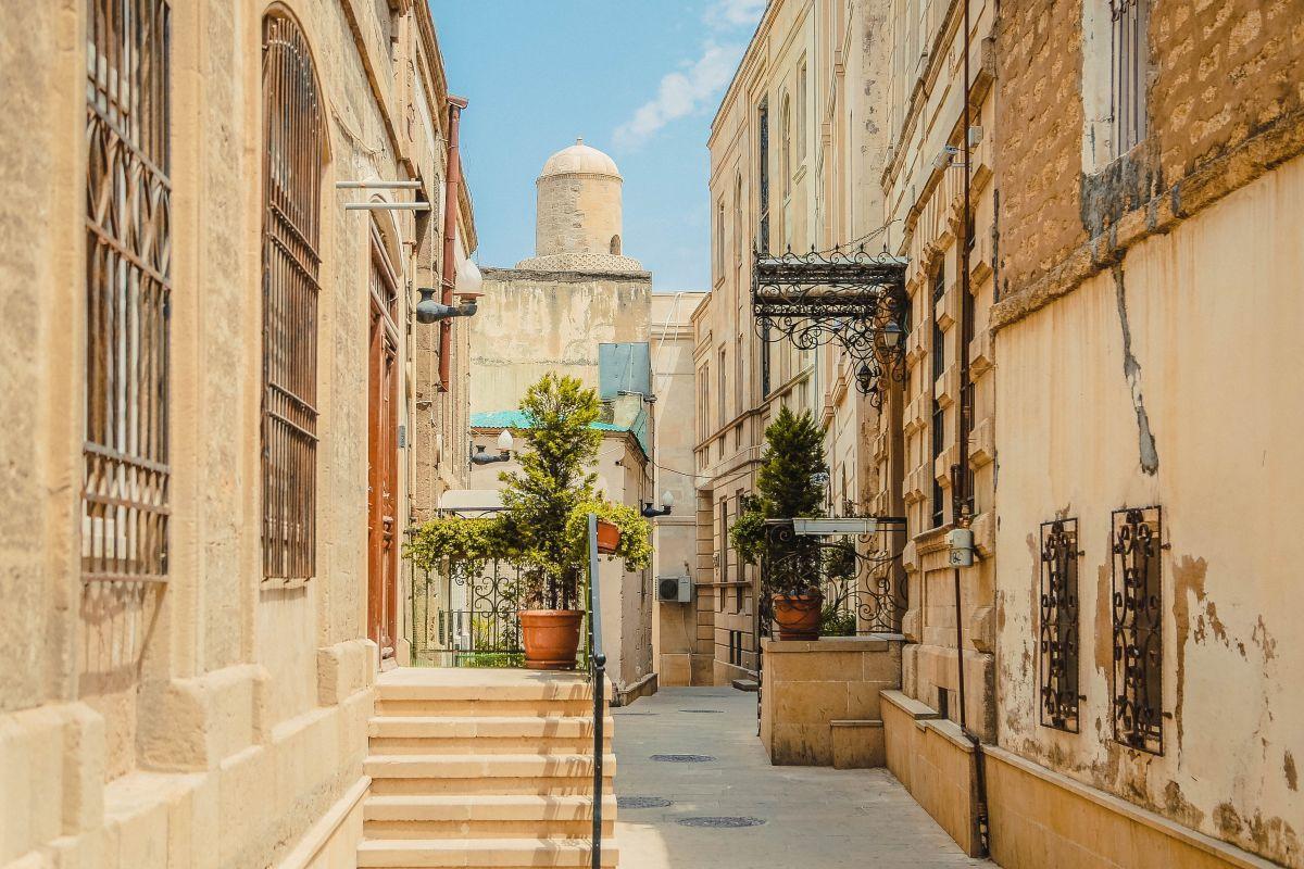 Baku &oacute;v&aacute;ros&aacute;nak, az Icherisheher hangulatos utc&aacute;ja