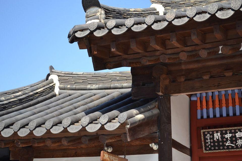 Hagyom&aacute;nyos koreai &eacute;p&iacute;t&eacute;szet d&iacute;szes hanok tetőkkel D&eacute;l-Kore&aacute;ban