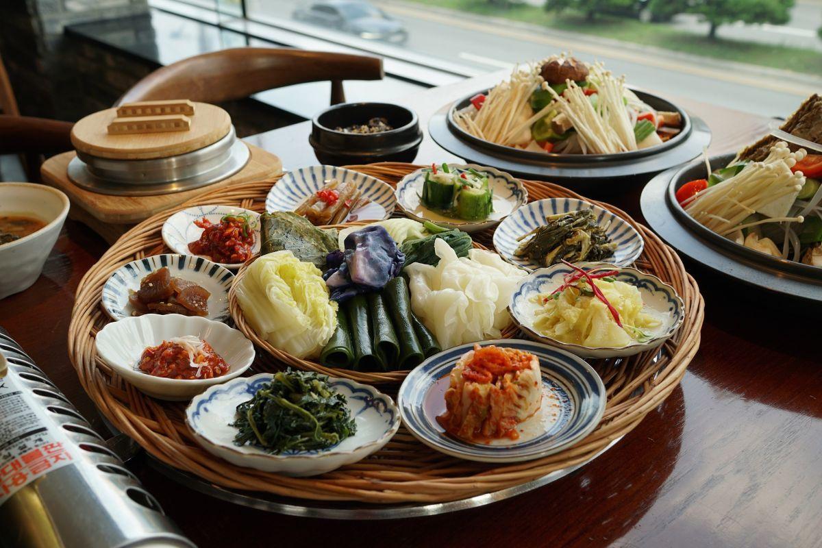 Hagyom&aacute;nyos koreai banchan &eacute;telek t&aacute;lk&aacute;kban