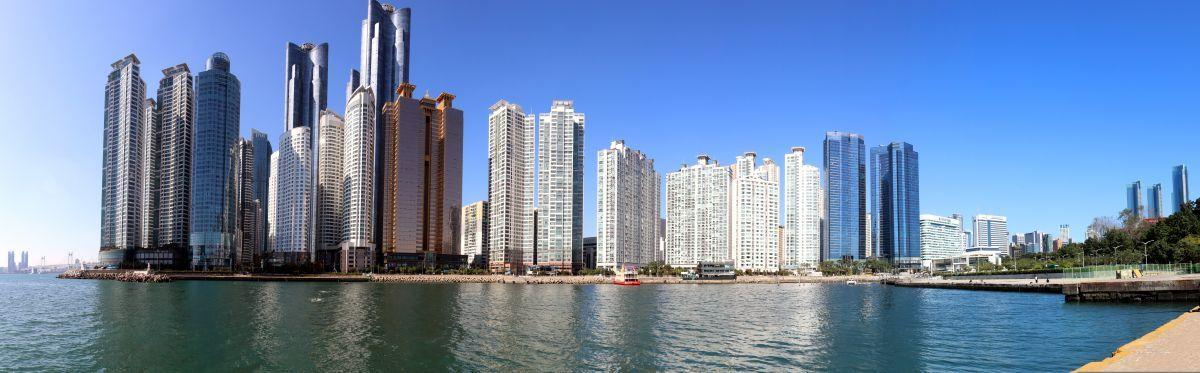 Busan Marine City felhőkarcol&oacute;i D&eacute;l-Korea tengerpartj&aacute;n