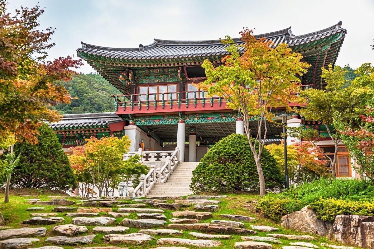 D&iacute;szes buddhista templom Gyeongju t&eacute;rs&eacute;g&eacute;ben D&eacute;l-Kore&aacute;ban