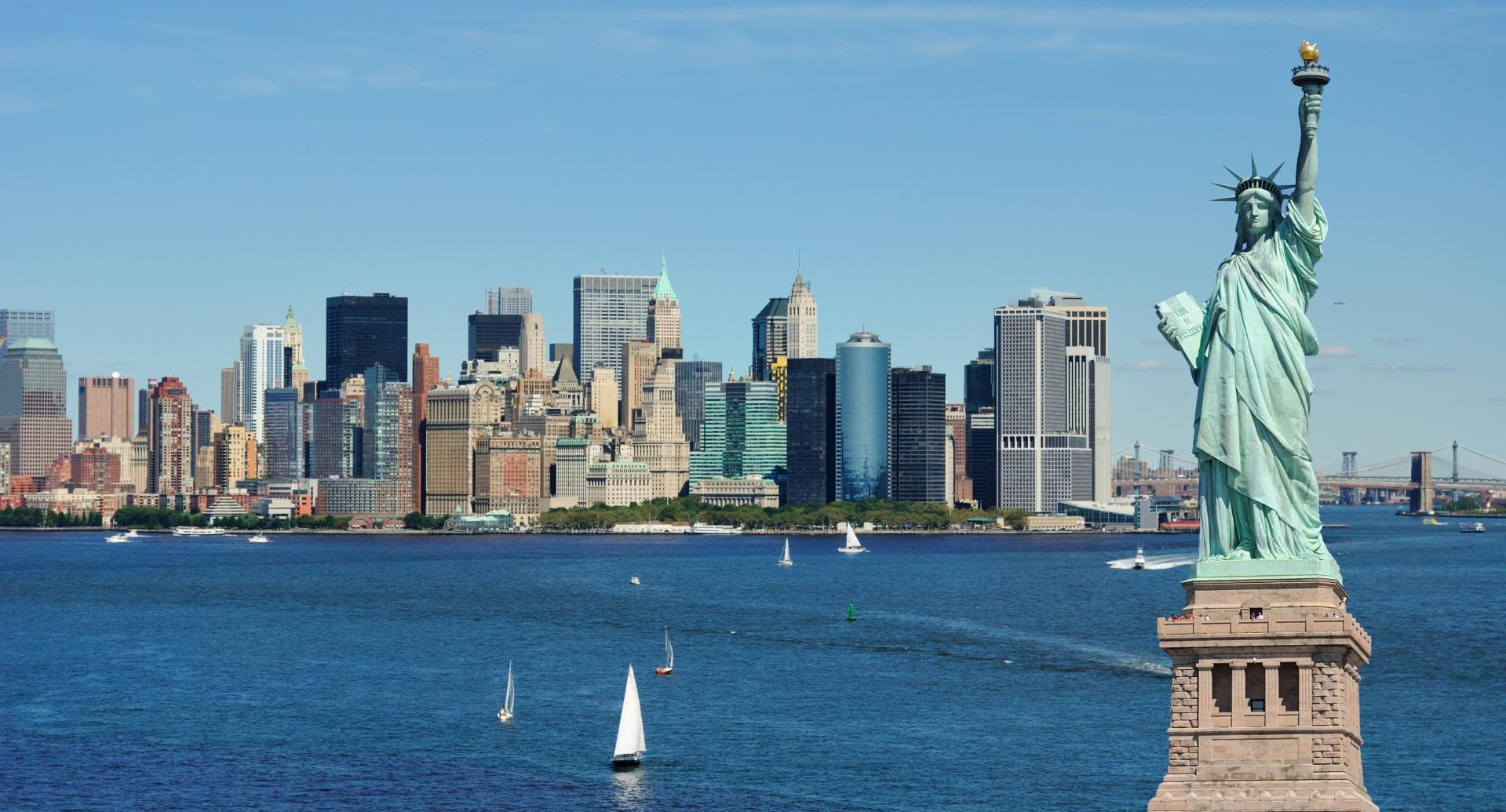 Szabads&aacute;g-szobor &eacute;s Manhattan l&aacute;tk&eacute;pe New Yorkban