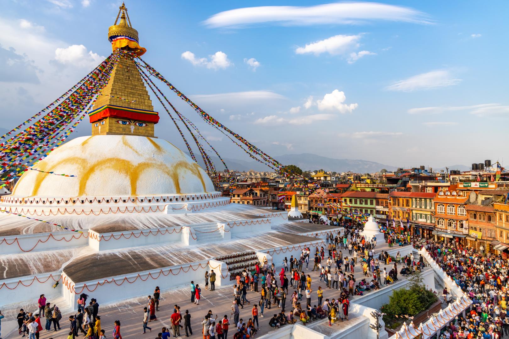Boudhanath szt&uacute;pa zar&aacute;ndokokkal Katmanduban, Nep&aacute;l