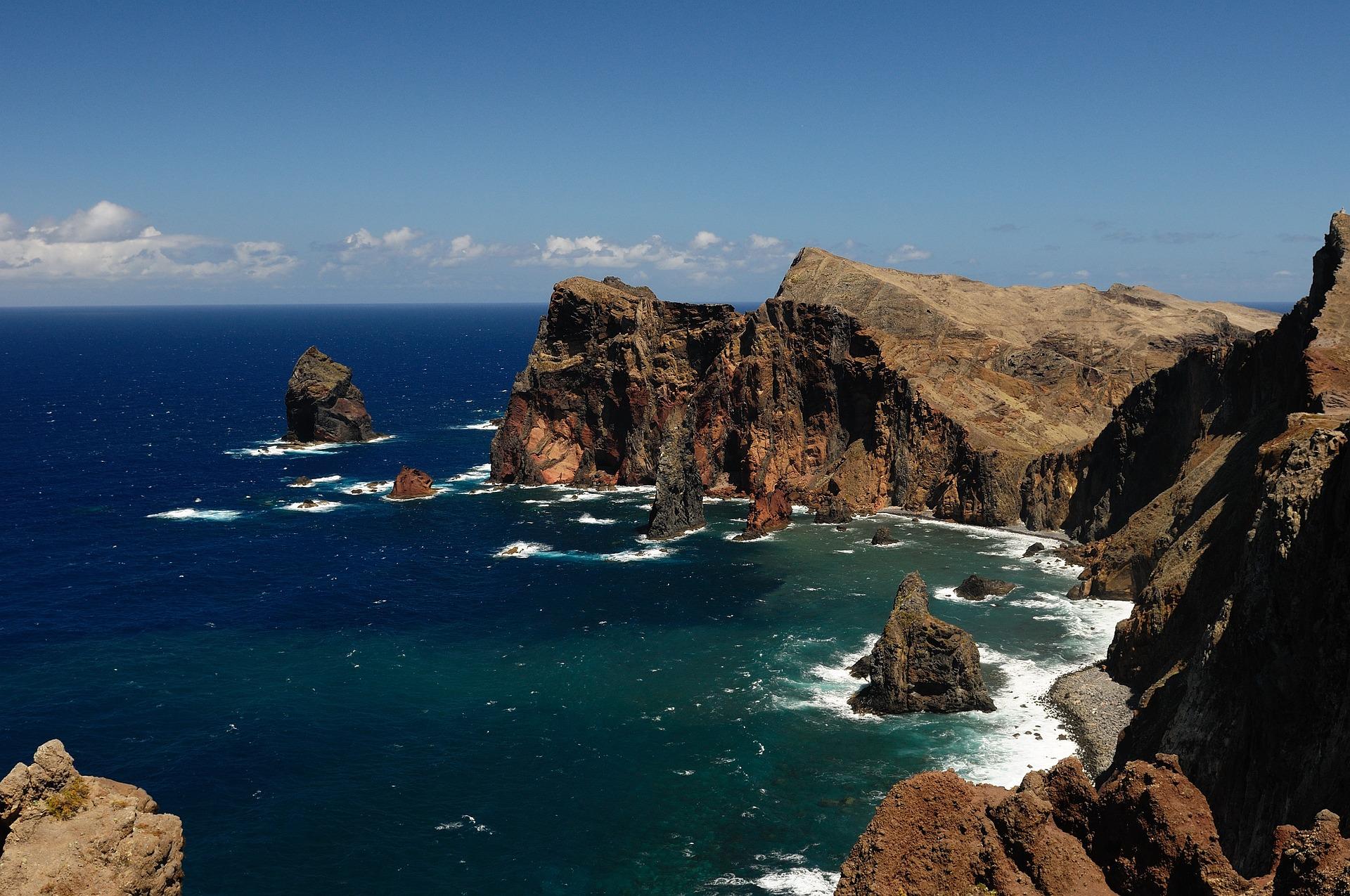 Ponta de S&atilde;o Louren&ccedil;o szikl&aacute;s atlanti partvid&eacute;ke Madeira sziget&eacute;n