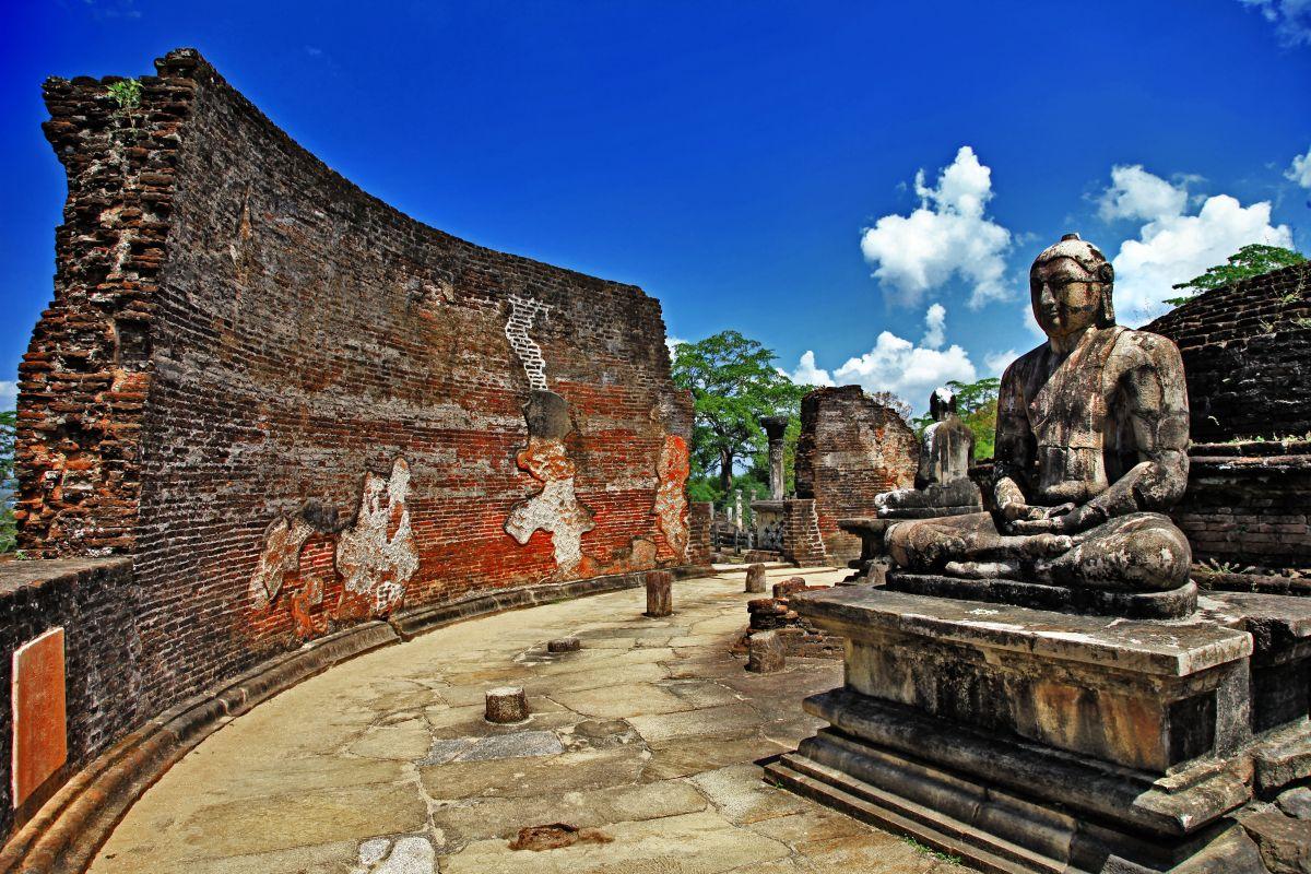 Buddha-szobor Polonnaruwa ősi romv&aacute;ros&aacute;ban Sr&iacute; Lank&aacute;n