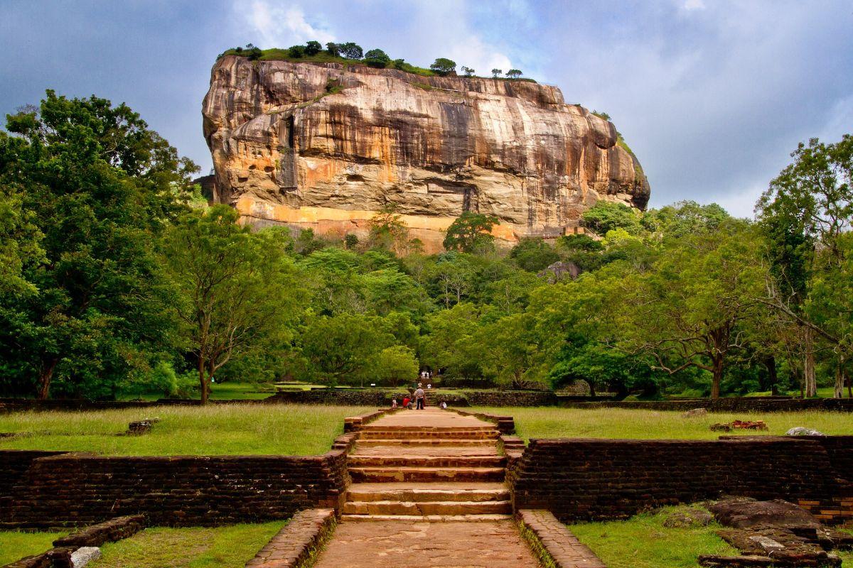Sigiriya sziklaerőd z&ouml;ld tr&oacute;pusi t&aacute;jban Sr&iacute; Lank&aacute;n