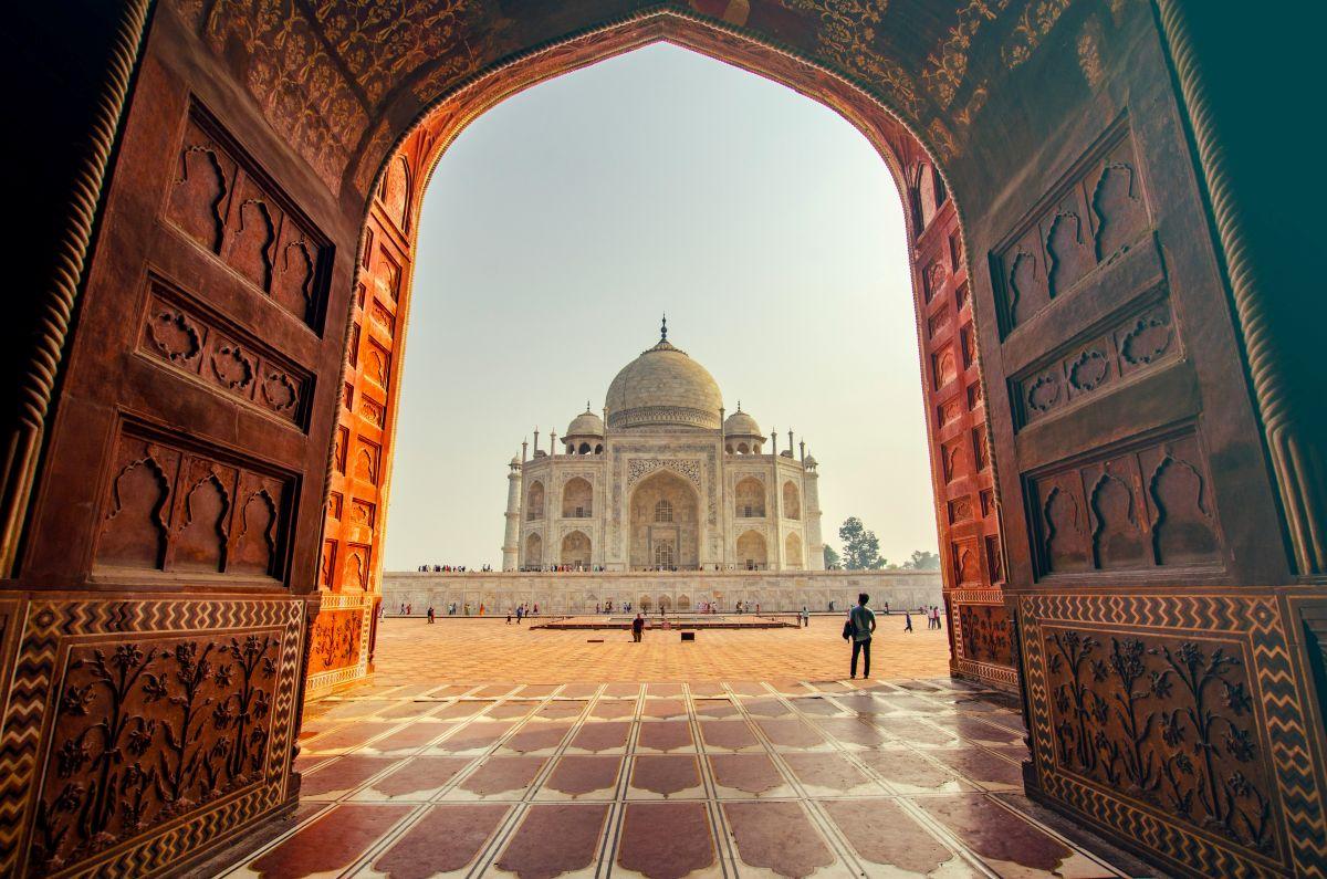 Taj Mahal v&ouml;r&ouml;s homokkő kapun &aacute;t naplement&eacute;ben Agr&aacute;ban, India