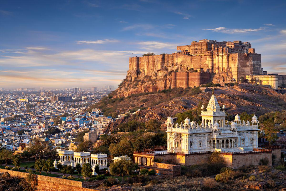 Mehrangarh-erőd &eacute;s Jodhpur k&eacute;k v&aacute;rosa Rajasthanban, India