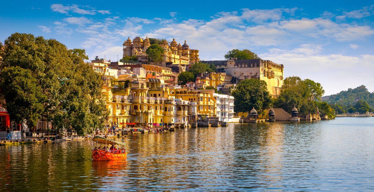 Udaipur &eacute;s a City Palace a Pichola-t&oacute; partj&aacute;n Rajasthanban, India