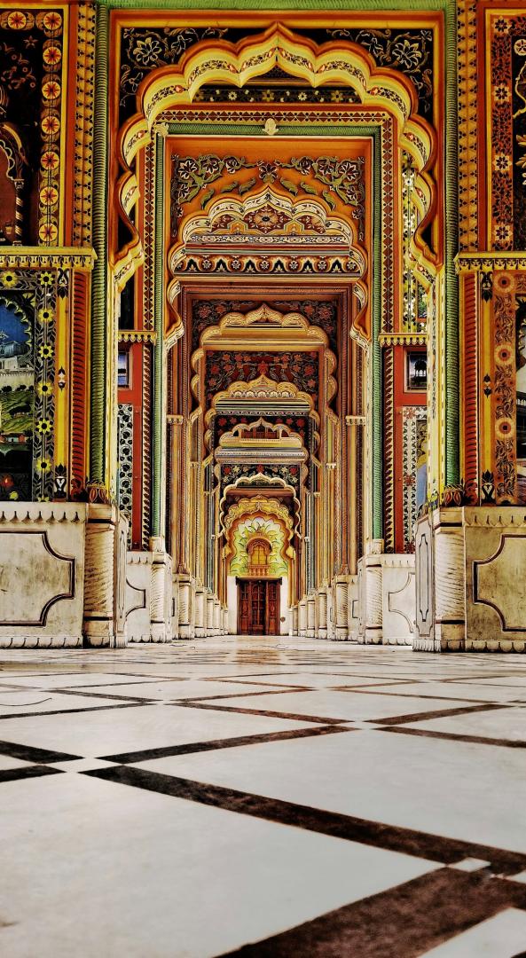 D&iacute;szes kir&aacute;lyi kapuk a Jaipur City Palace palotakomplexumban, India