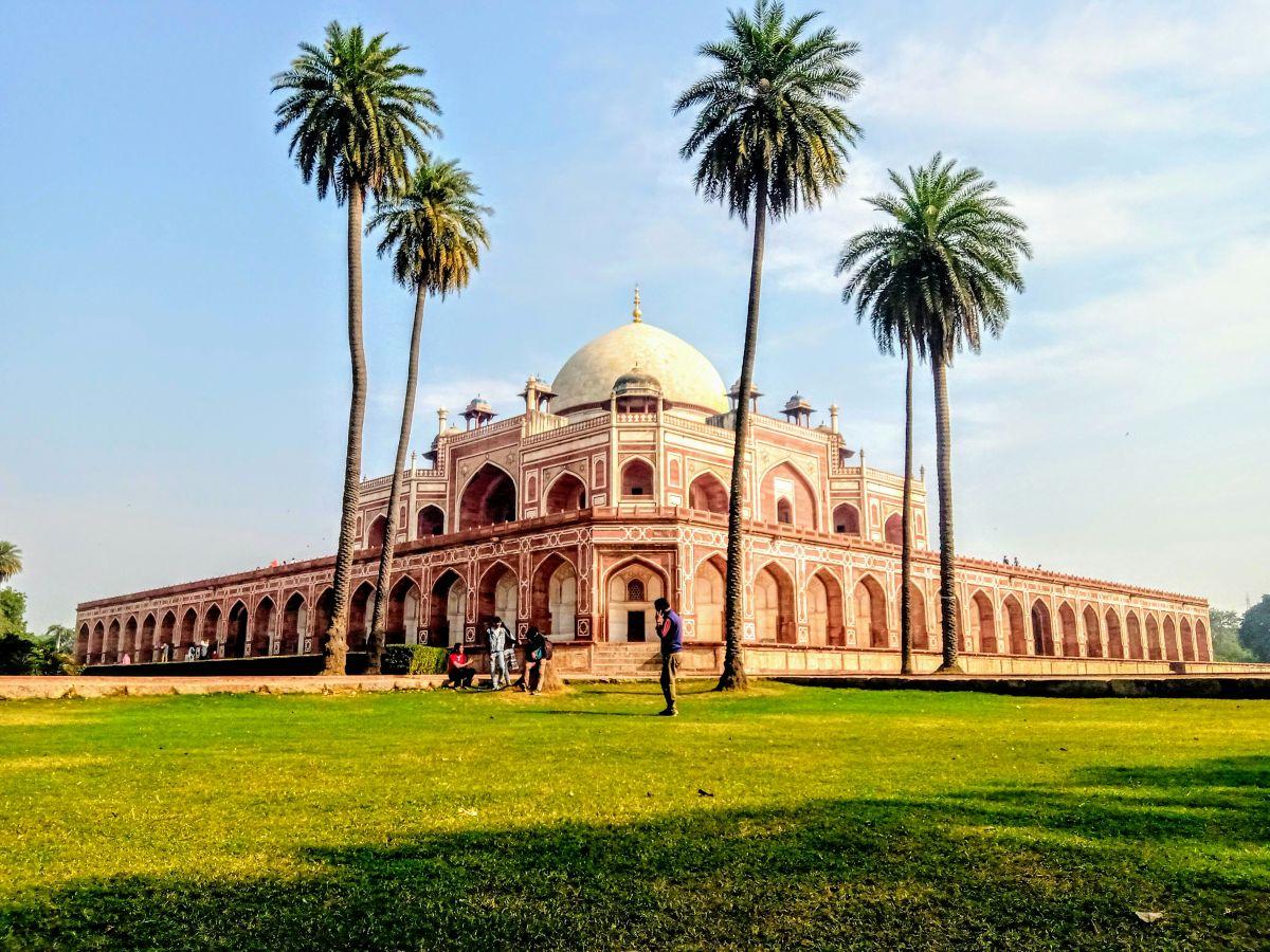 Humayun cs&aacute;sz&aacute;r s&iacute;reml&eacute;ke p&aacute;lmaf&aacute;kkal Delhiben, India
