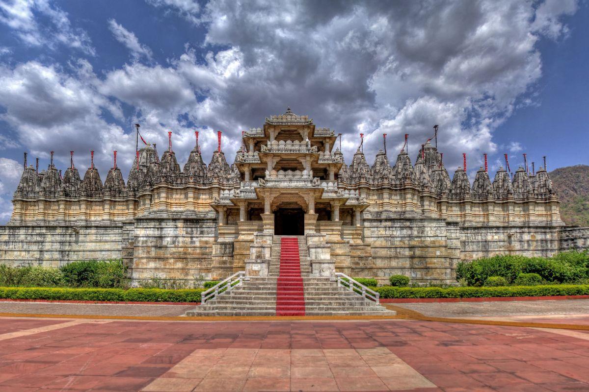 Ranakpur dzsain templom feh&eacute;r m&aacute;rv&aacute;ny oszlopcsarnoka Rajasthanban, India