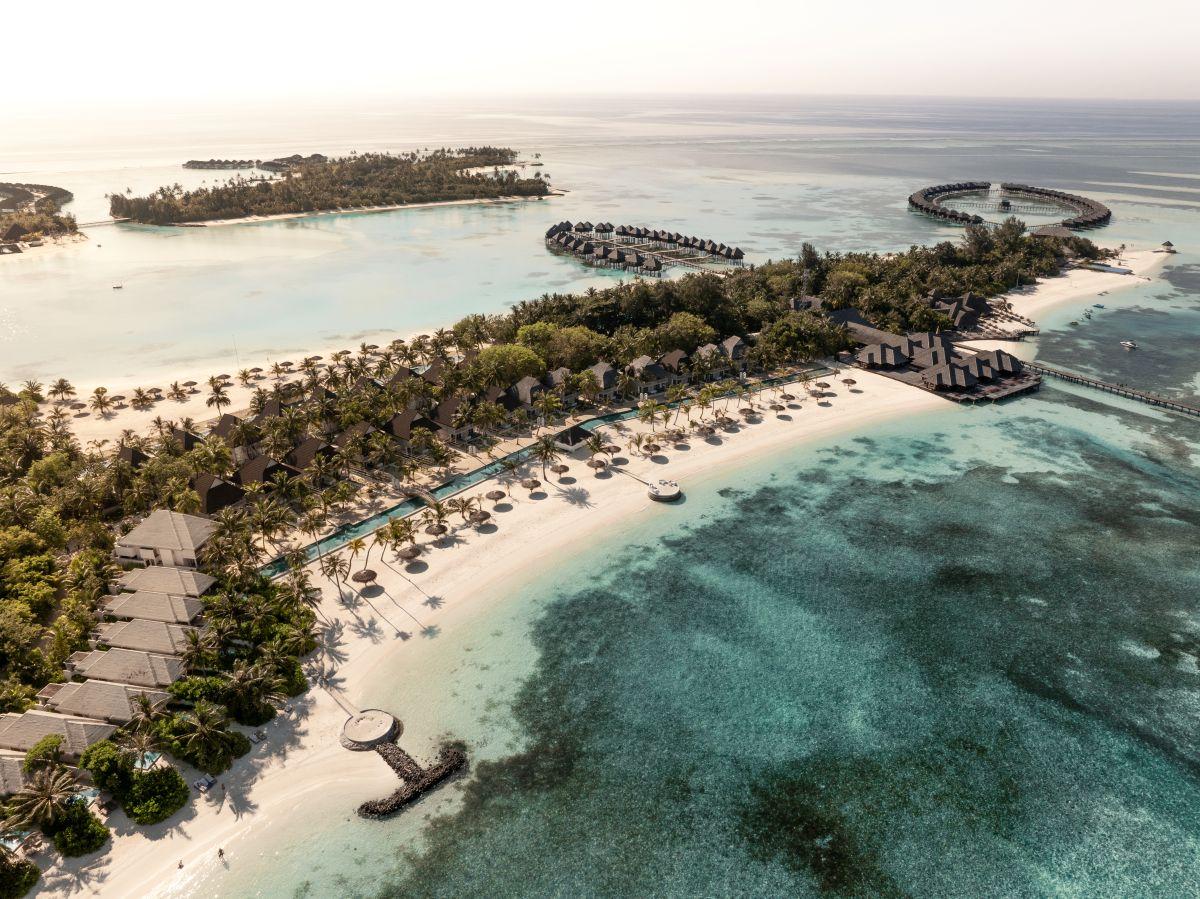 Mald&iacute;v-szigeteki resort l&eacute;gifot&oacute;ja p&aacute;lmaf&aacute;s szigetekkel &eacute;s t&uuml;rkiz lag&uacute;n&aacute;val