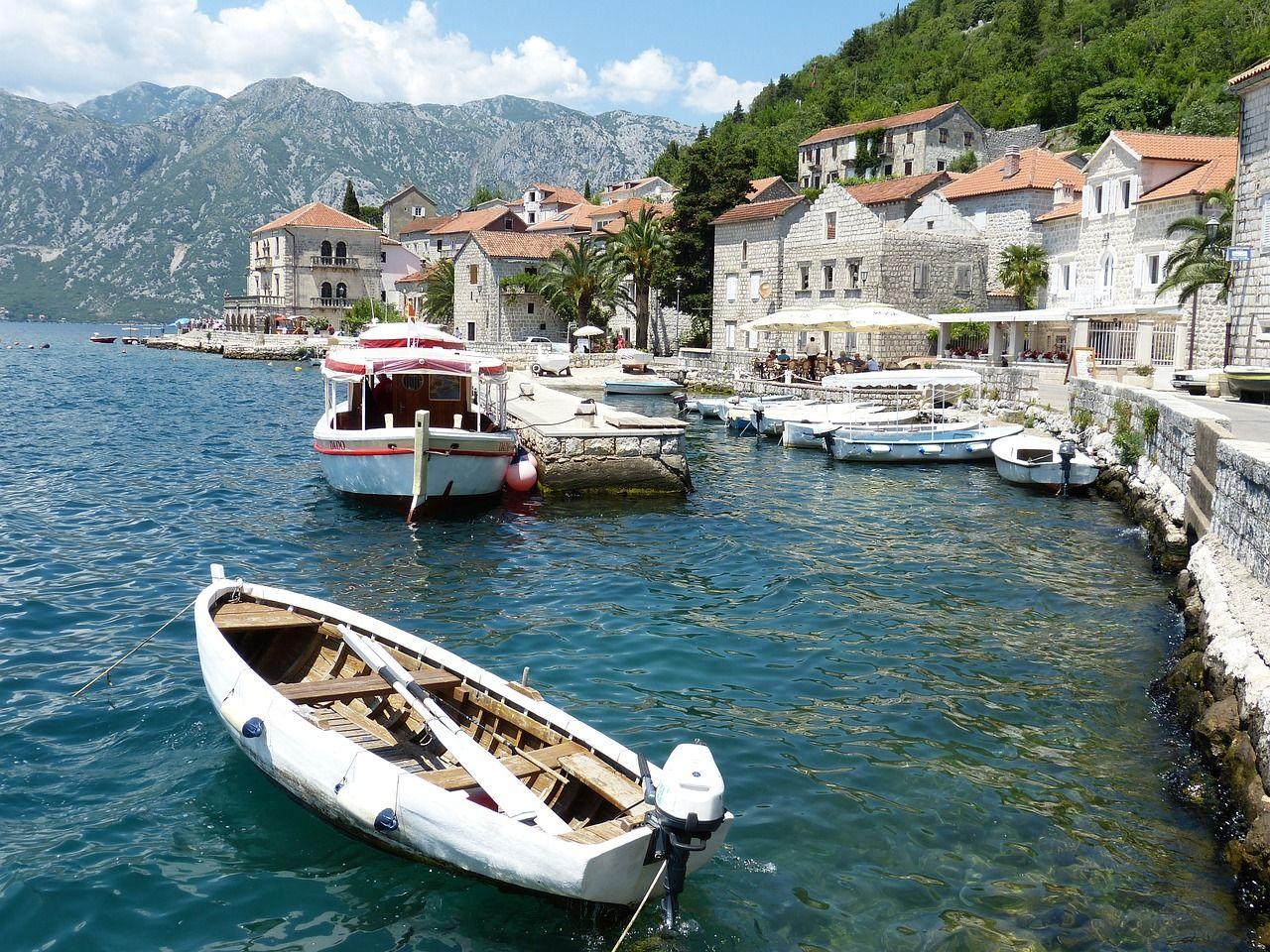 Perast v&aacute;rosa &eacute;s cs&oacute;nakok a Kotori-&ouml;b&ouml;l partj&aacute;n Montenegr&oacute;ban