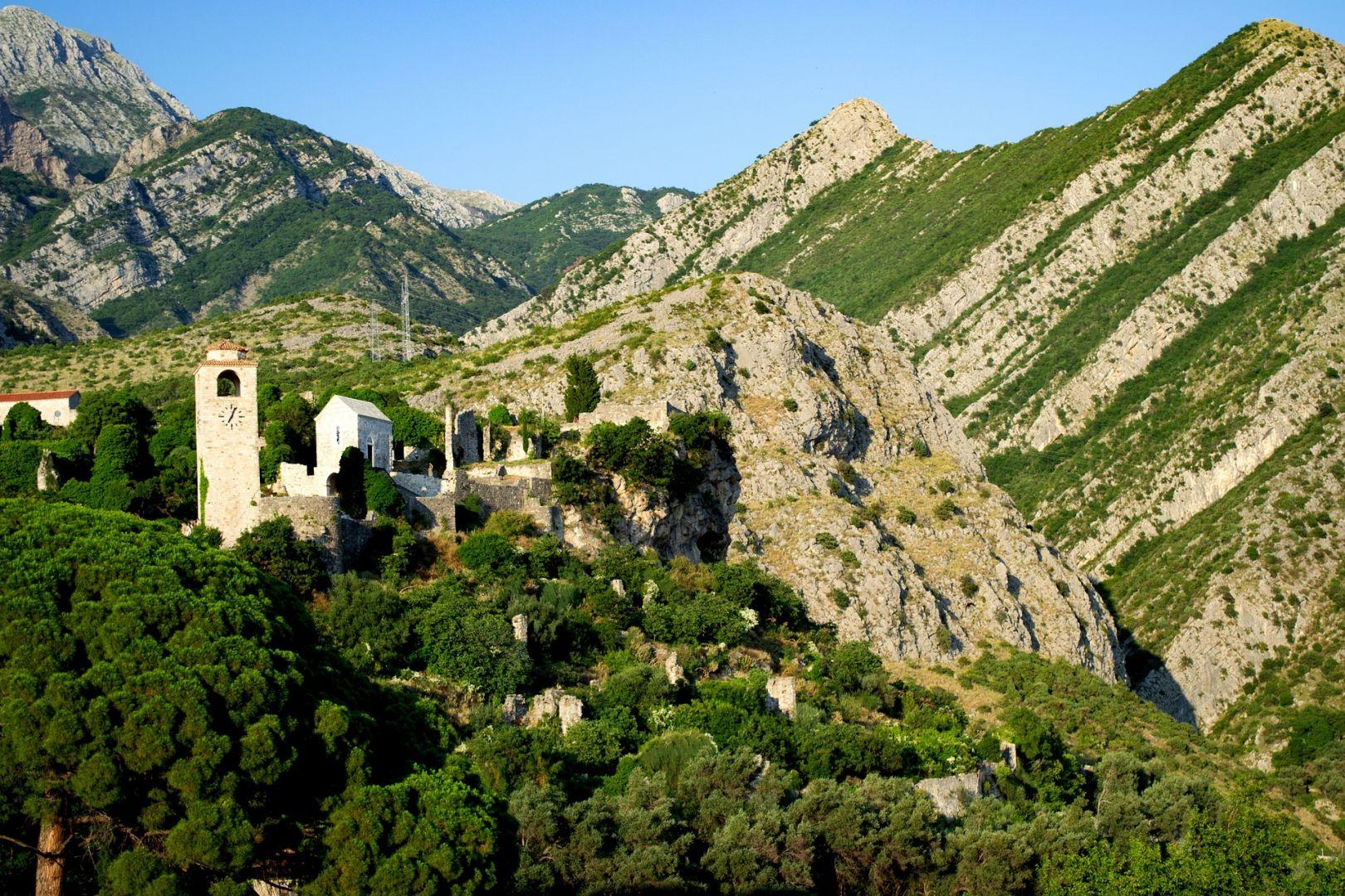 Stari Bar romjai &eacute;s &oacute;ratornya Montenegr&oacute;ban