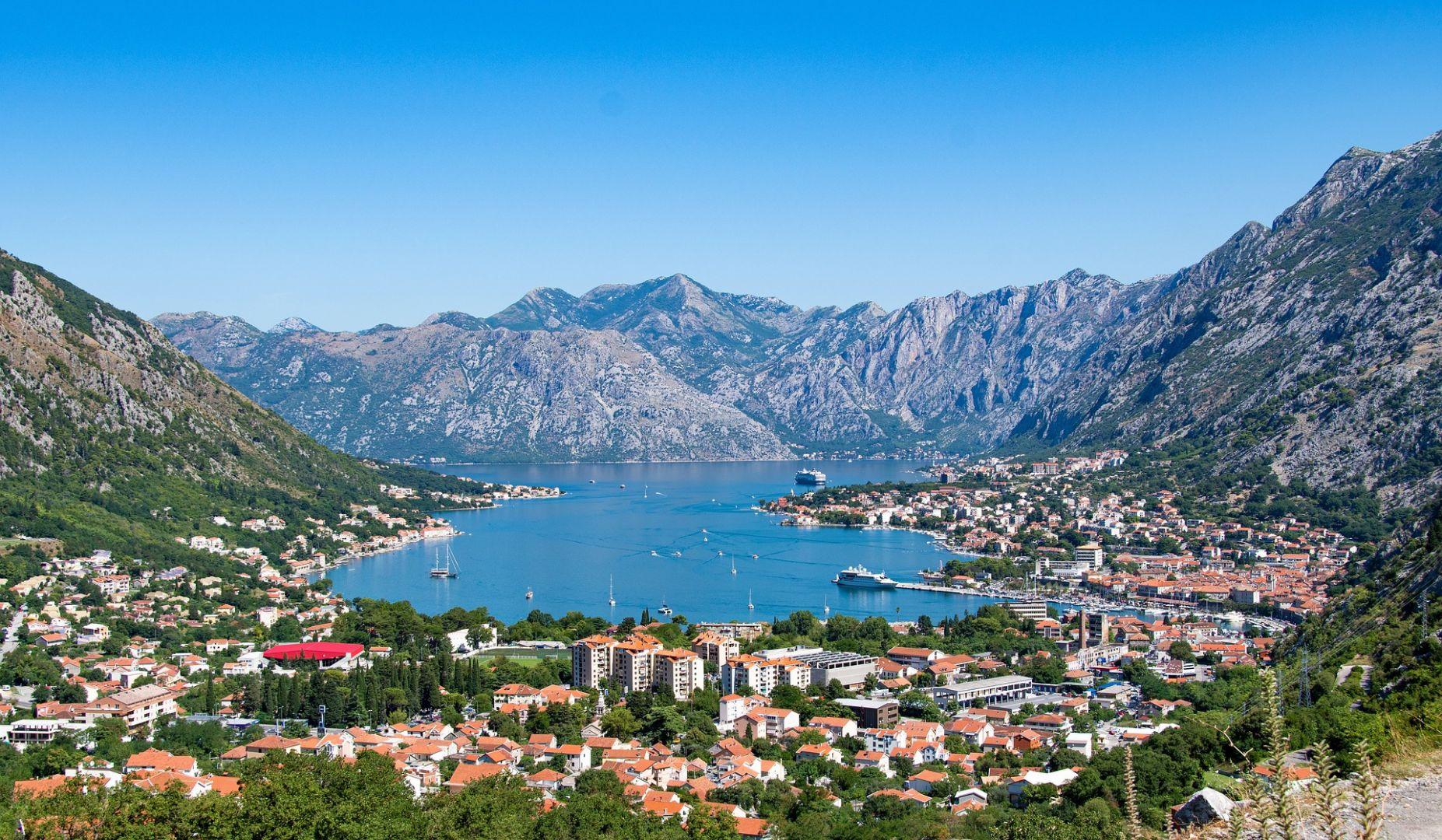 Kotori-&ouml;b&ouml;l panor&aacute;m&aacute;ja Kotor v&aacute;ros&aacute;val Montenegr&oacute;ban