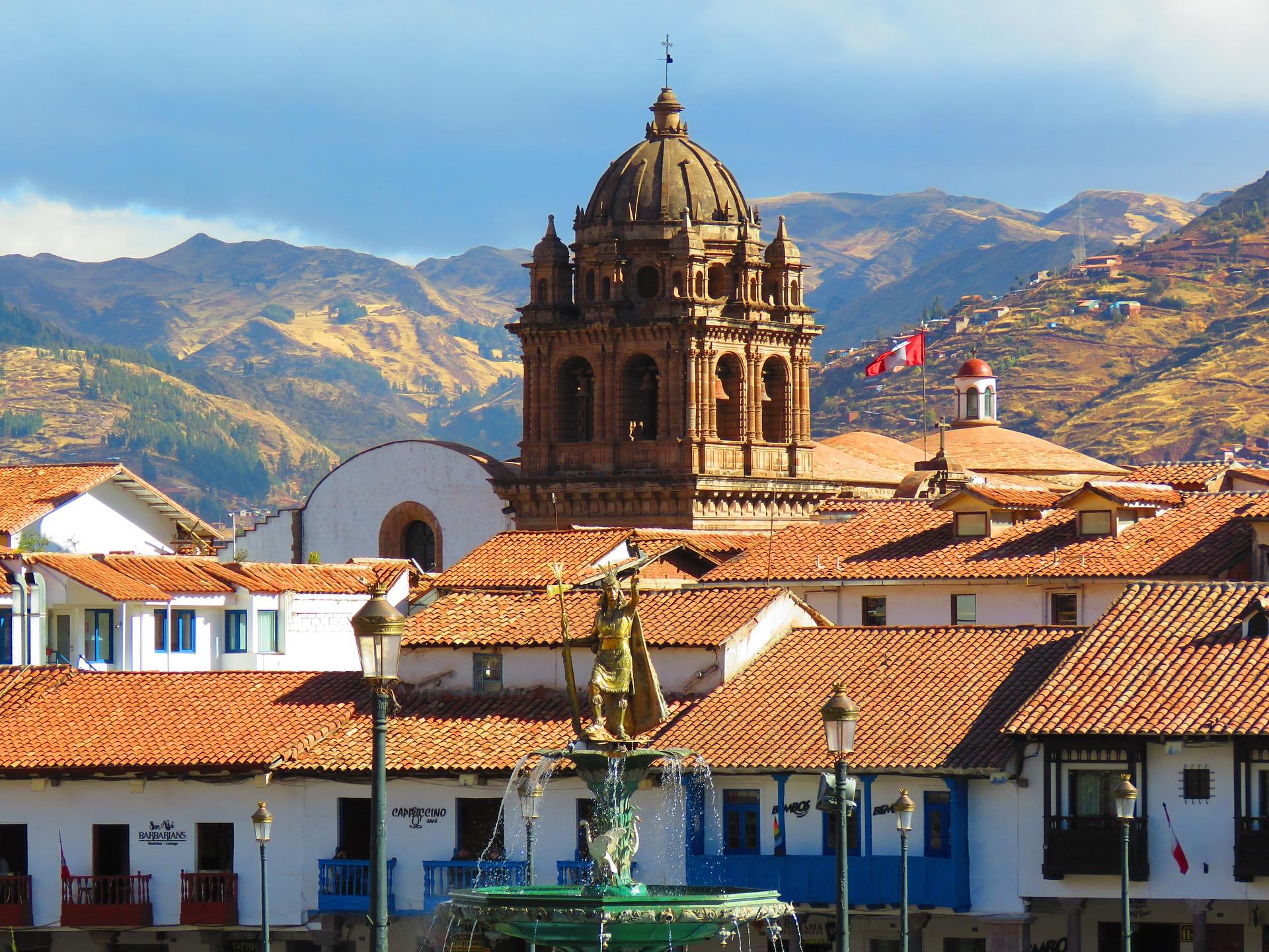 Cusco főtere &eacute;s a La Compa&ntilde;&iacute;a templom Peruban