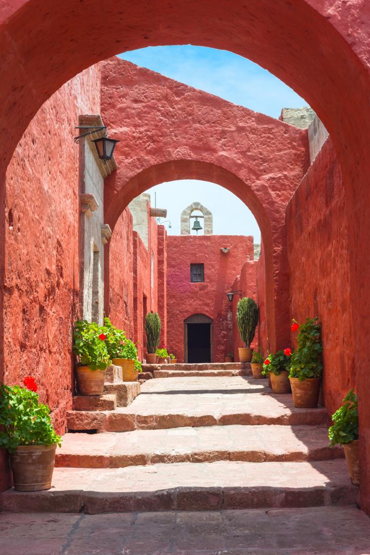Santa Catalina kolostor v&ouml;r&ouml;s &aacute;rk&aacute;djai Arequip&aacute;ban Peruban