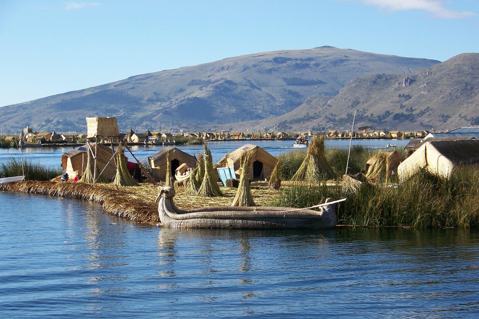 Uros &uacute;sz&oacute; gy&eacute;k&eacute;nyszigetei a Titicaca-tavon Peruban