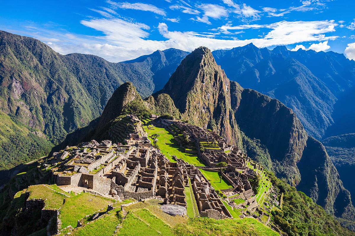 Machu Picchu inka romv&aacute;rosa &eacute;s a Huayna Picchu hegy Peruban