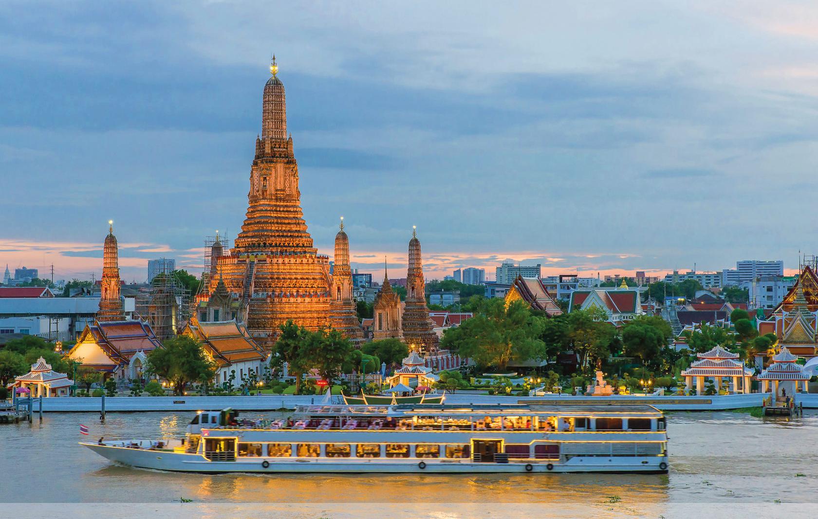 Wat Arun temploma a Chao Phraya foly&oacute;n&aacute;l Bangkokban