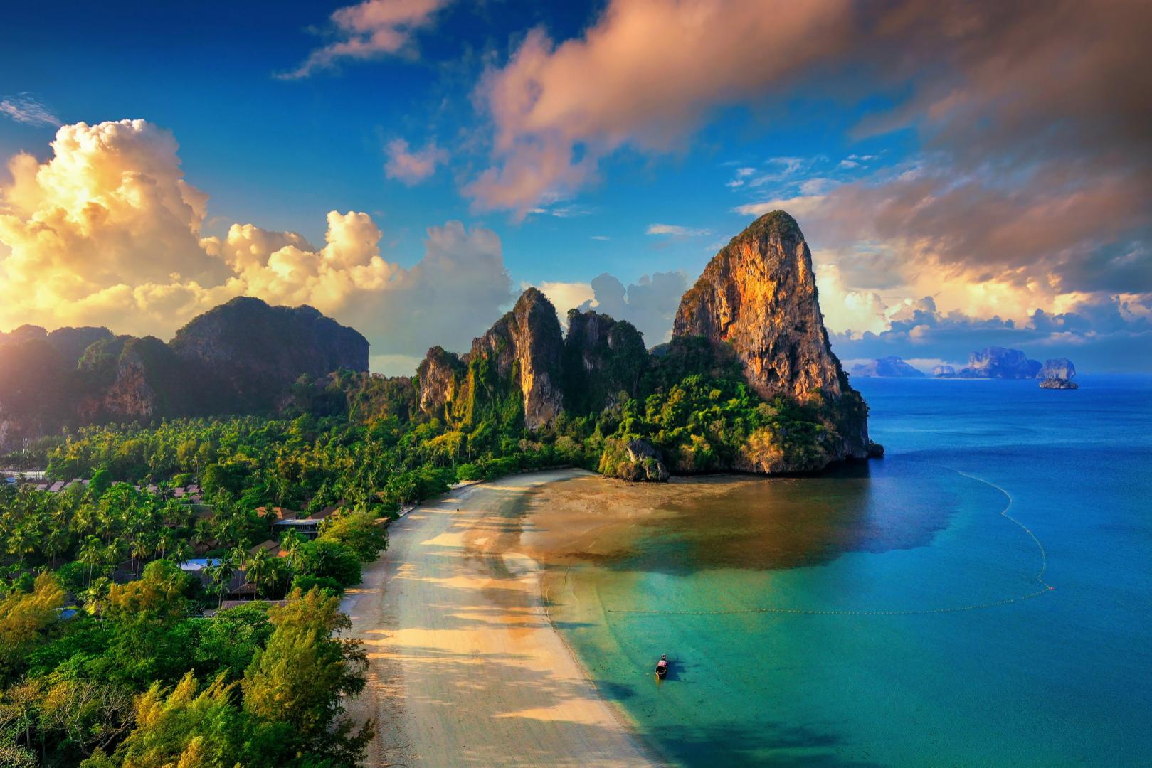 Railay-part naplement&eacute;ben m&eacute;szkőszirtekkel Thaif&ouml;ld&ouml;n
