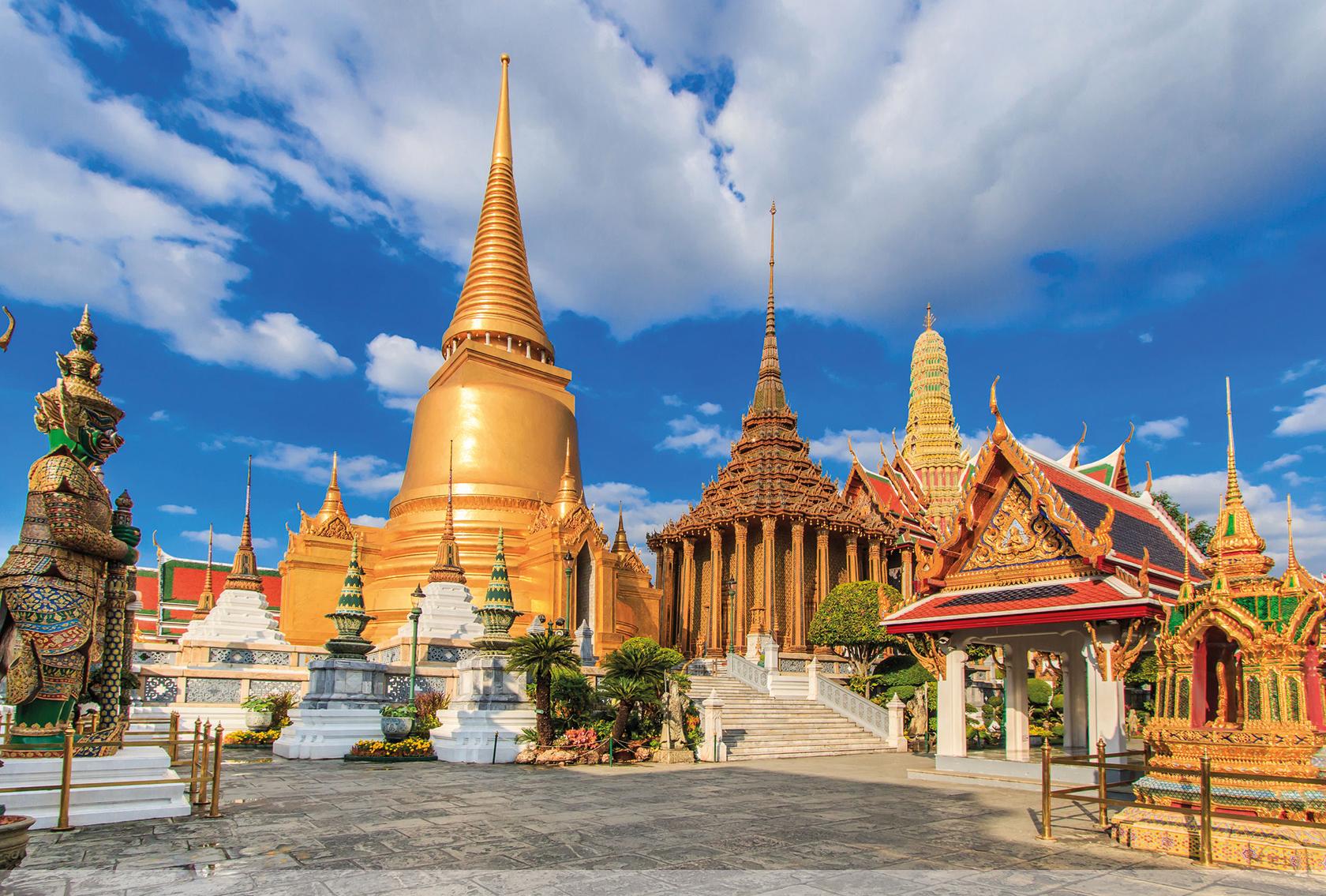 Wat Phra Kaew &eacute;s aranyozott szt&uacute;pa Bangkokban Thaif&ouml;ld&ouml;n