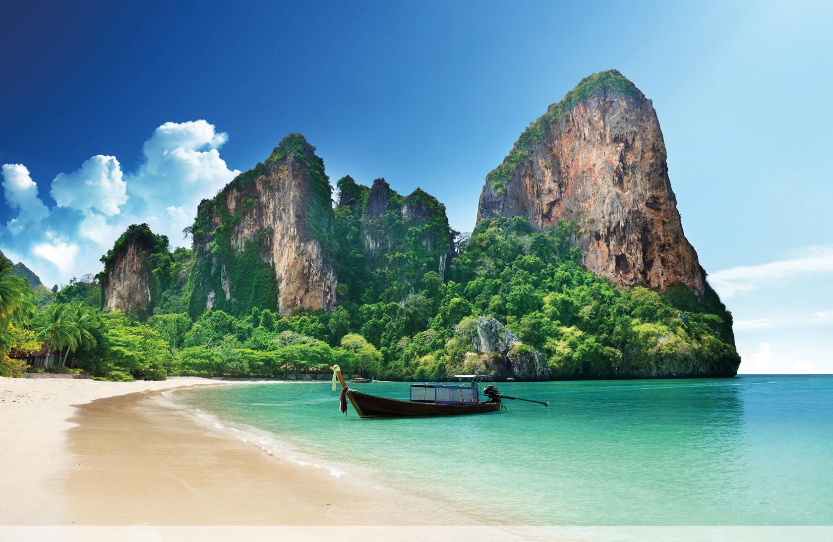 Railay strand hossz&uacute;fark&uacute; cs&oacute;nakkal &eacute;s m&eacute;szkőszirtekkel Thaif&ouml;ld&ouml;n