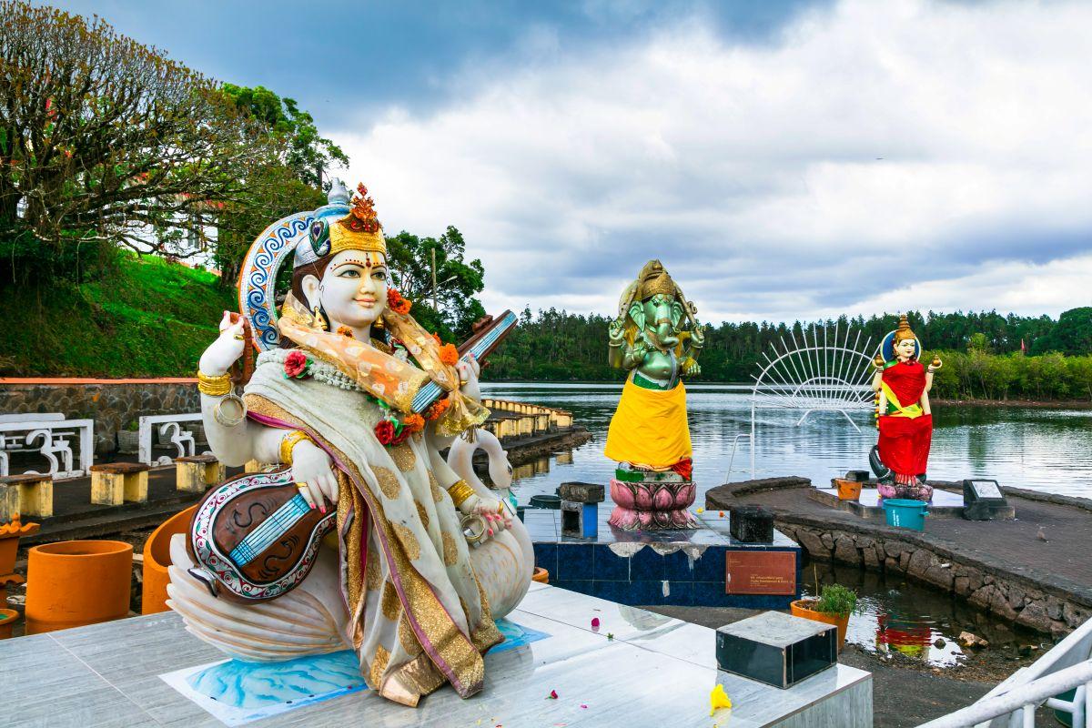 Hindu istenszobrok a Grand Bassin szent t&oacute;n&aacute;l Mauritiuson
