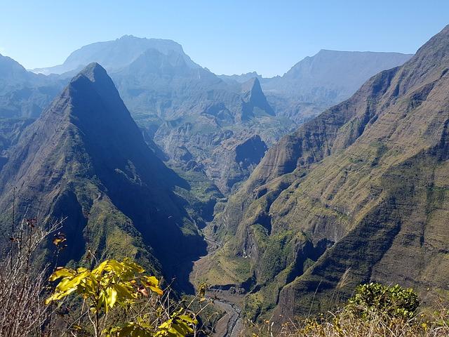 Z&ouml;ld hegykatlan &eacute;s meredek hegyoldalak R&eacute;union sziget&eacute;n