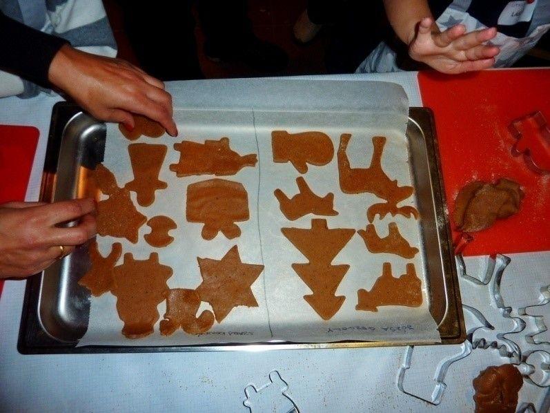 Mikulás és manó gyerekek a Mikuláspostán leveleket válogatnak