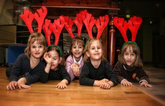 Gyerekek r&eacute;nszarvasagancsos fejd&iacute;szben, k&ouml;z&ouml;s foglalkoz&aacute;son