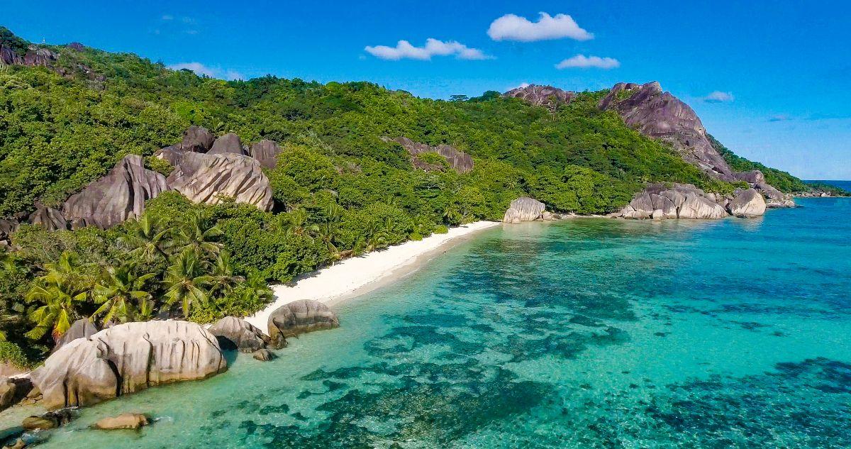 Anse Source d&rsquo;Argent gr&aacute;nitszikl&aacute;i &eacute;s tr&oacute;pusi tengerpart La Digue sziget&eacute;n