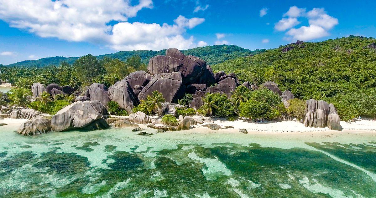 Gr&aacute;nitszikl&aacute;k &eacute;s p&aacute;lmaf&aacute;k az Anse Source d&rsquo;Argent tengerpartj&aacute;n La Digue sziget&eacute;n