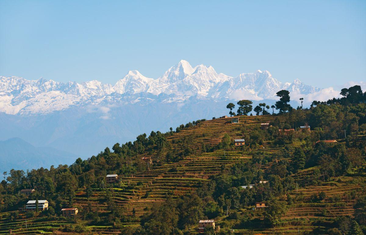 A Himal&aacute;ja h&oacute;f&ouml;dte cs&uacute;csai &eacute;s teraszos hegyvid&eacute;ki t&aacute;j Nagarkot k&ouml;rny&eacute;k&eacute;n, Nep&aacute;lban