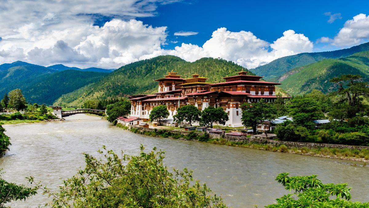 Punakha Dzong erődkolostor a foly&oacute; partj&aacute;n Bhut&aacute;nban